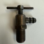 Ablasshahn Wasserhahn Wasserablasshahn Wasserablaufhahn Kühlwasser für Oldie Serie Gewinde M14 x 1,5; Länge mit Gewinde: 39 mm (ohne Flügel und Flügelspindel),  Flügel zum Reindrehen der Spindel: 46mm; Noppenrohr für Wasserschlauch (Ablass): 18mm  Gewindegang unten: 17mm U500019701_WITZ