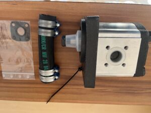 Hydraulikpumpe Steyr Traktore T288, T290, Plus 50, 650 bis Motor-Nr. 15237, 760 bis Motor-Nr. 3834, 870 bis Motor-Nr. 3830, 1090 bis Motor-Nr. 1560, 8045, 8055, 8060, 8065, 8070, 8075, 8080, 8085, 8090, 8095, 8100, 8110, 8120, 8130, 8140, 8150, 8160, 8165, 8170, 8180, 942, 948 (vom Orig. STEYR Händler! Details siehe Text!) U521010002-->S10090593+Zubehör